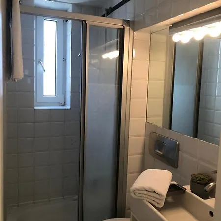 Apartment E - Quiet Business One Bedroom For 3 Guests *