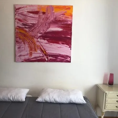 Apartment E - Quiet Business One Bedroom For 3 Guests